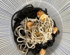 Step <p>Servir</p><p><span style="font-weight: normal;">servir una ración de espagueti junto con una ración de gulas y gambones.</span></p><p><span style="font-weight: normal;">listo para comer!!</span></p> illustration