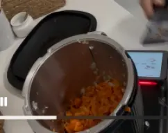 Step <p>Acabado el tiempo añadimos la zanahoria cocida reservada y sofreímos 6 min/ alta temperatura </p><p>Mientras vamos batiendo los huevos en un bol</p> illustration