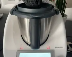 Step <p>TM6 </p><p><span style="-webkit-text-size-adjust: 100%; font-weight: normal;">El agua ha llegado a 100º e incorporamos los espagueti por el bocal</span></p><p><span style="-webkit-text-size-adjust: 100%; font-weight: normal;"><br></span><span style="-webkit-text-size-adjust: 100%;">12min/100º/giro inverso/vel cuchara</span></p> illustration