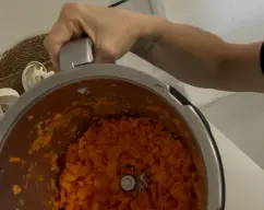 Step <p>Ponemos en el vaso las zanahorias cortadas en trozos y picamos 5 segundos/ velocidad 5</p><p>Reservamos en el recipiente VAROMA </p> illustration