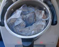 Step <p>Una vez haya alcanzado la temperatura de 65°, introducimos las bolsas con los solomillos cerramos el vaso y programamos </p><p>Baja temperatura 65° / 50min</p> illustration