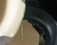 Step <p>Para hacer las tortitas, calienta ½ cucharadita de mantequilla en una sartén a fuego medio. Para cada tortita, vierte un poco de masa en la sartén y déjela hacerse 1-2 minutos o hasta que empiecen a abrirse las burbujas de la superficie de la tortita. Da la vuelta a la tortita y déjala hacerse 1 minuto más. Pon la tortita en un plato y cúbrela para mantenerla caliente. Repite esta operación con el resto de la masa. Sírvelas calientes.</p> illustration