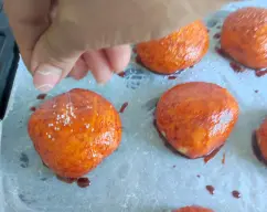 Step <p>Terminado el segundo levado pincelamos con la mezcla de aceite y pimentón reservado y añadimos por encima la sal en escamas .</p><p>Horneamos 10 minutos a 200º </p><p>luego bajamos la temperatura a 180 º durante 13 o 15 minutos, dependiendo de cada horno </p><p>sacamos y dejamos enfriar sobre una rejilla </p><p>Para comprobarlo pichamos la masa con palillo si sale limpio ya estará </p> illustration