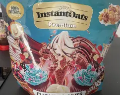 Step <p>Situar el bol con las claras montadas sobre la tapa del vaso, poner báscula y añadir 40g de harina avena. Mezclar con la espátula con movimientos envolventes para no bajar la clara de huevo, hasta que quede homogéneo.</p> illustration