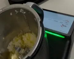 Step <p>Acabado el tiempo reservamos y lavamos el vaso y secamos</p><p>Añadimos la cebolla en cuartos y picamos 5 segundos/vel 5</p><p>bajamos los ingredientes hacia el fondo del vaso</p><p>Añadimos el aceite y sofreímos 8 min en alta temperatura solo TM6 y TM7 ( otros modelos la máxima que tenga)</p> illustration