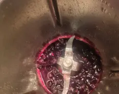 Step <p> Ponga una cda. de aceite de coco en el vaso y eche los arándanos. Programe 5min, 120° velocidad cuchara.</p><p><br></p> illustration