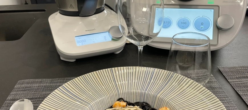 Espaguetis negros con gambones y gulas