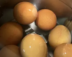 Step <p>Añade 1 l de agua, y añade 8 huevos M asegúrate eñ agua debe cubrir los huevos</p> illustration