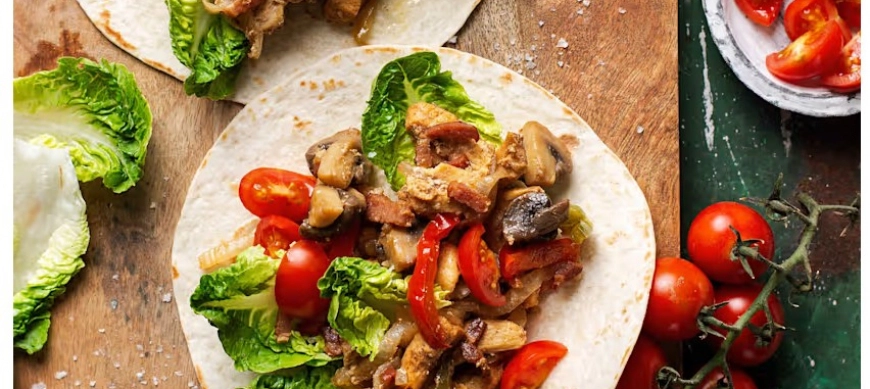 Fajitas de pollo, bacon y champiñones: la cena fácil que siempre triunfa