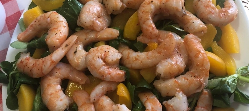 Ensalada de langostinos y melocotón con aderezo de limón