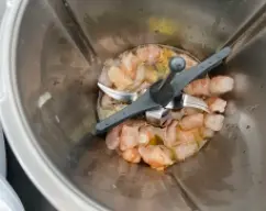 Step <p>Friend</p><p><span style="font-weight: normal;">Añadimos los gambones, sin cubilete</span> 2min/120º/vel 1</p><p><span style="-webkit-text-size-adjust: 100%; font-weight: normal;">Retirar la mariposa y ponemos el cestillo (nos servirá de colador) en el vaso para escurrir bien todo el aceite de los gambones y las gulas que depositaremos en una fuente grande de servirAñadimos los gambones, sin cubilete 2min/120º/vel 1</span><br></p><p><br></p><p>Retirar la mariposa y ponemos el cestillo (nos servirá de colador) en el vaso para escurrir bien todo el aceite de los gambones y las gulas que depositaremos en una fuente grande de servir</p> illustration