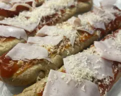 Step <p>Dale forma de Panini y hornea el horno 11 minutos 170° y deja enfriar. puedes rellenarla o no .</p><p><br></p><p>Ya puedes congelarla para terminar la receta en la freidora de aire cuando tú quieras..</p> illustration