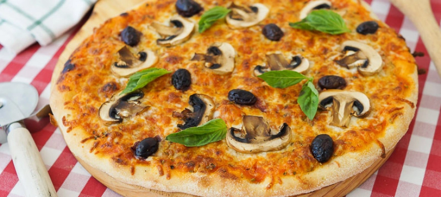 PIZZA CHAMPIÑONES Y ACEITUNAS