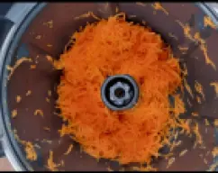 Step <p>Coloca el adaptador CUTTER EN LA CUCHILLA. Y añade el recipiente en el vaso con el disco con la cara dos rayar hacia arriba = coloca la tapa del cortador e introduce las zanahorias por la abertura, inicia rayar fino. Serán unos pocos segundos. RETIRA.</p> illustration