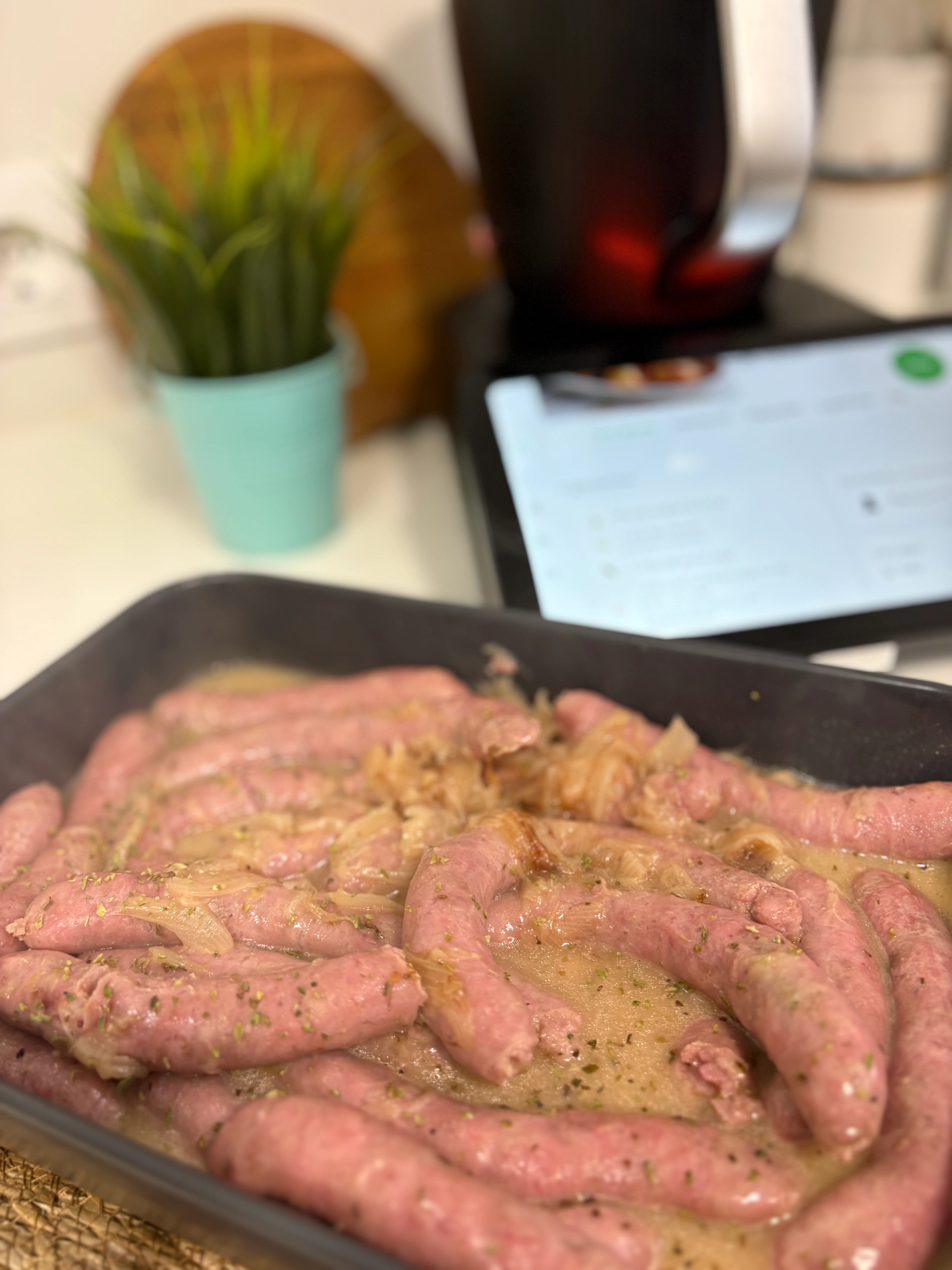 Salchichas frescas encebolladas