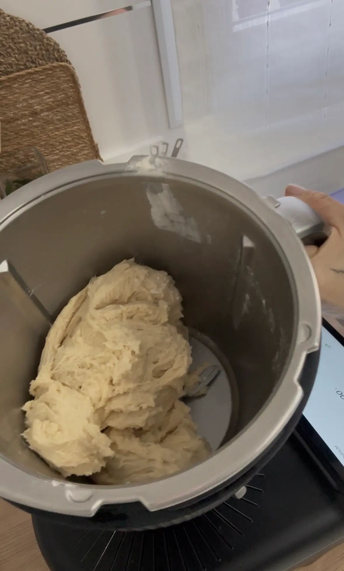 Step -Agregamos la harina y la sal
-Ponemos el modo AMASAR 3 minutos
Engrasamos un bol
illustration