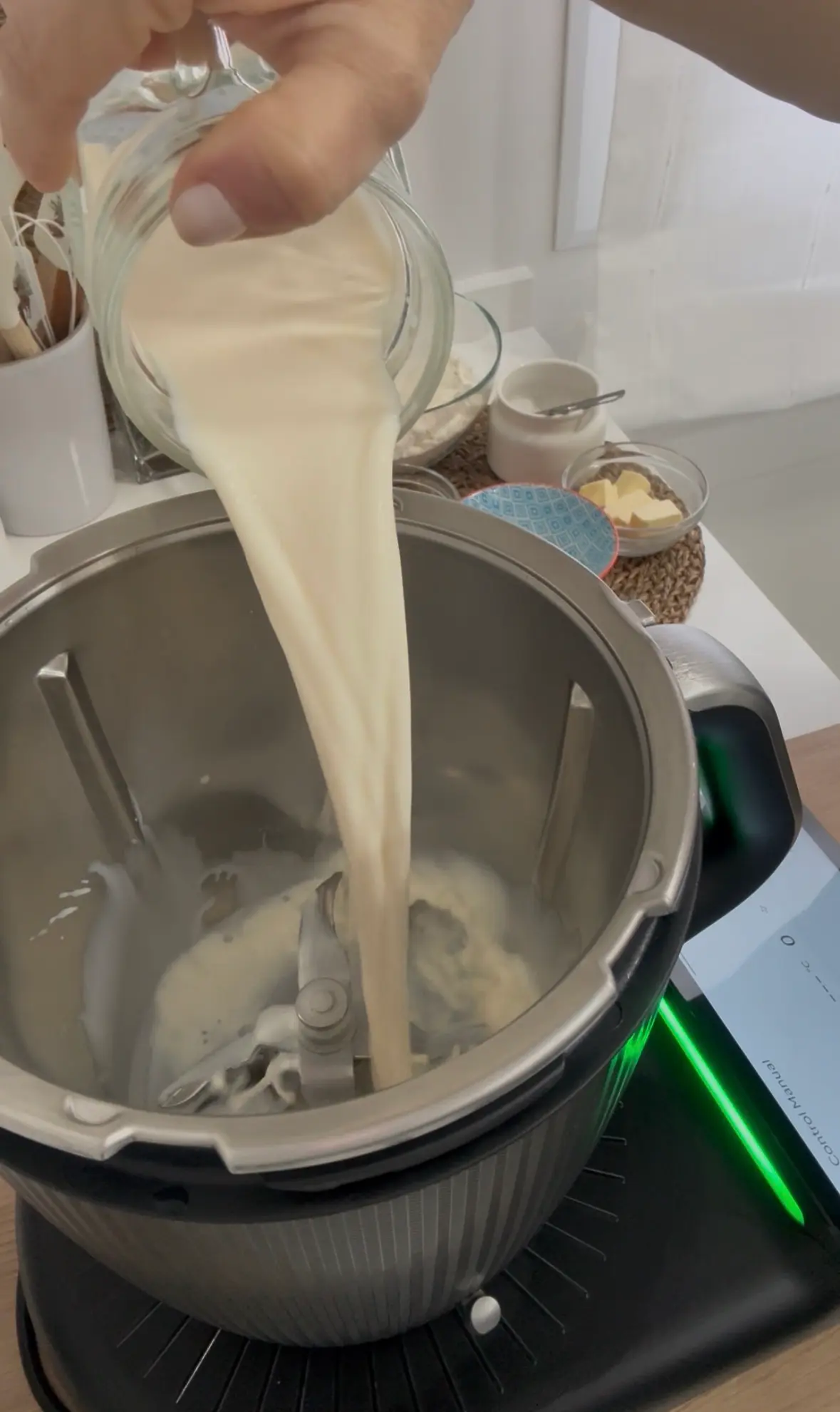 Step -Ponemos en el vaso la leche, mantequilla, levadura у azúcar
-Programamos 3 minutos/37grados/vel 2 illustration