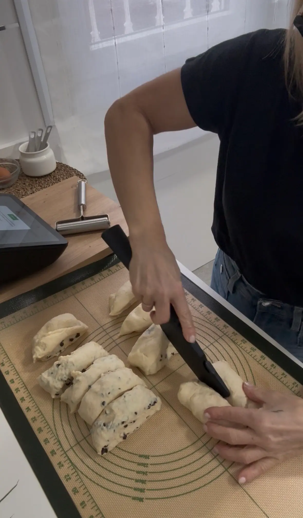 Step Una vez doblado su volumen estiramos en una superficie plana con ayuda de un rodillo
Ponemos pepitas de chocolate
Doblamos y damos forma alargada.
Cortamos y cada trozo damos forma de bollito o bola pincelamos de leche y ponemos alguna pepita más en la parte de Arriba illustration