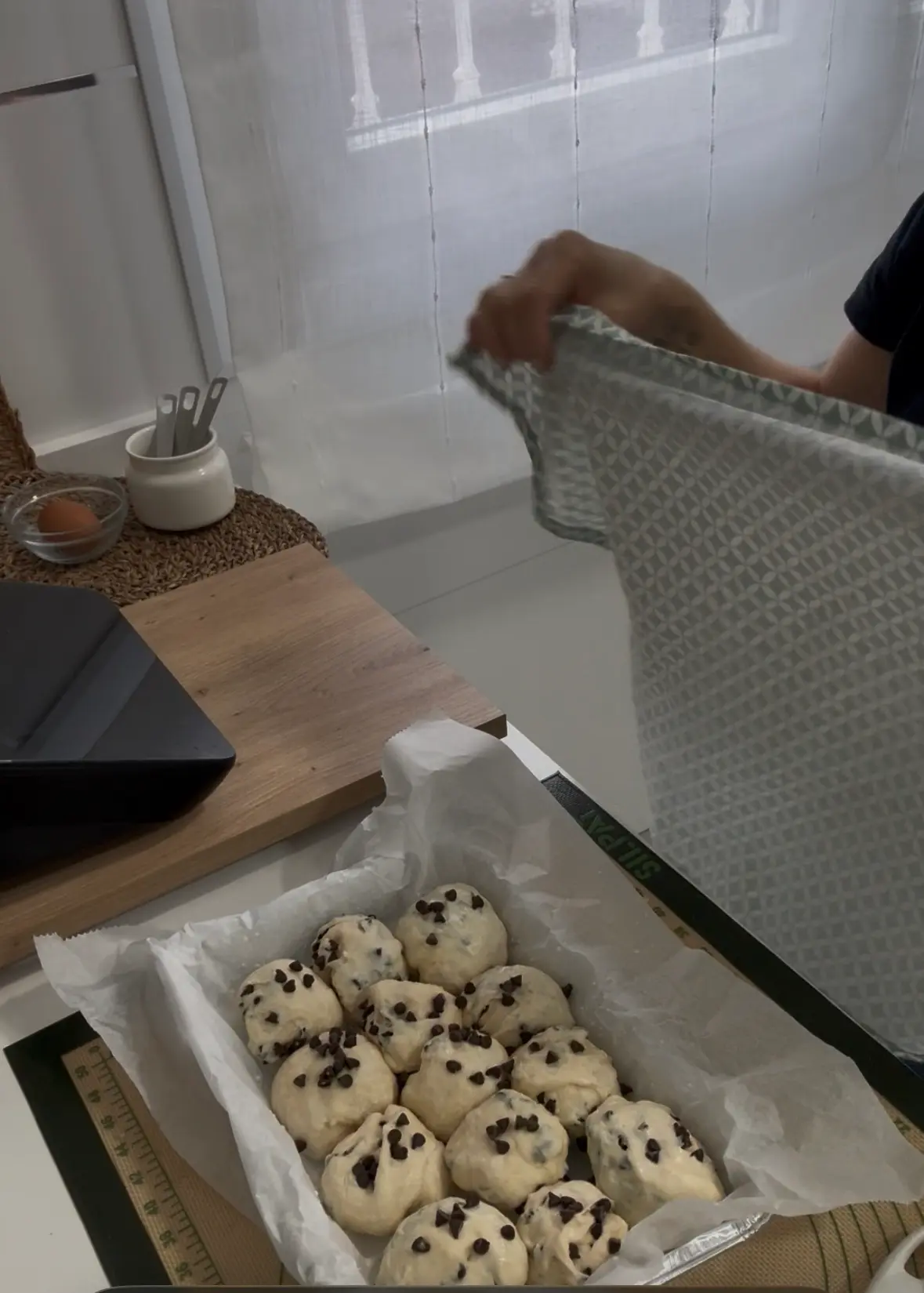 Step Colocamos en un recipiente o molde y volvemos a dejar fermentar (30 minutos)
Vamos precalentando el horno a 180
grados
Pasado el tiempo metemos en el horno 30min ( más o menos ) y bajamos la temperatura a 150 grados
Sacamos del horno, dejamos enfriar y decoramos con azúcar glas.
illustration