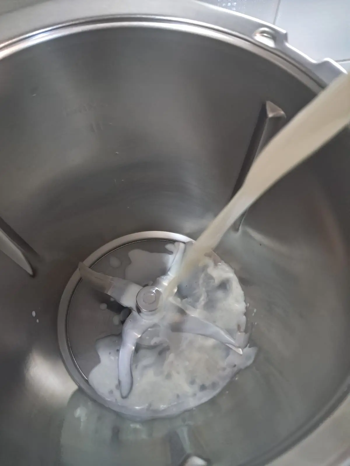 Step Ponemos en el vaso la leche, 150g de azúcar, el palo de canela y la piel de un limón (8 tiras) illustration