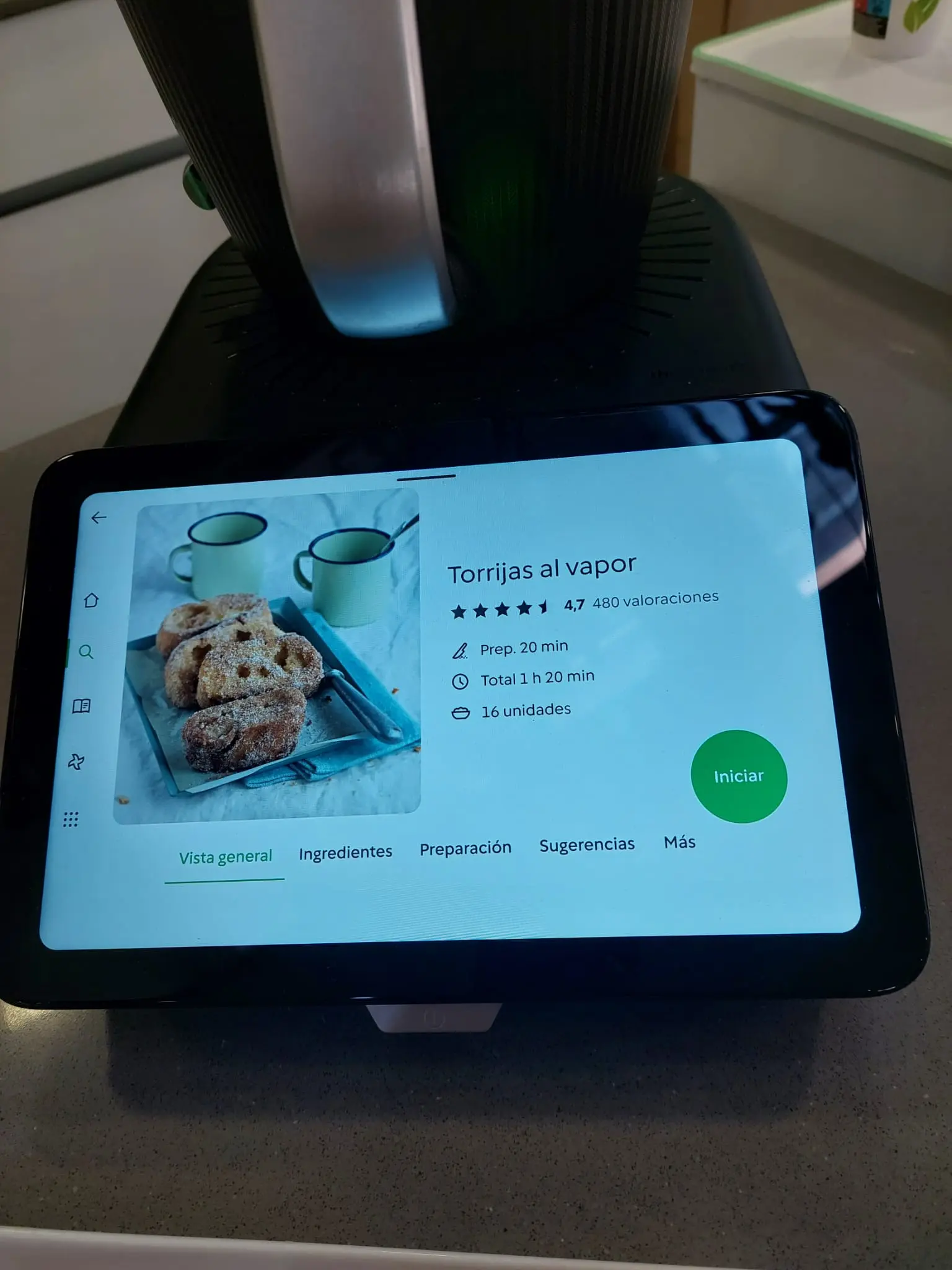 Step Ya solo queda rebozar las rebanadas con cuidado y prepararlas para terminar su elaboración. Puedes prepararlas con distintas versiones de acabado. Elige la que prefieres o haz varias tandas cada una de una manera distinta y así se irán haciendo de manera simultanea. El resultado es ideal en cualquiera de ellas. illustration