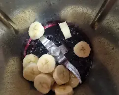 Step <p> Ponga el platano en el vaso junto con la cda de harina de avena. Introduzca el castillo para evitar que la mezcla suba por el vaso y evitar que no se triture bien todo. Triture a velocidad 10, 30 segundos. Sirva inmediatamente.<br></p> illustration