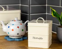 Step <p>Estas cookies hechas en casa con Thermomix VUELAN ‼️</p><p>Las cookies no suelen ser exactamente iguales pero si lo deseamos podemos utilizar, si disponemos de ello, molde o cortapastas de galletas dándole la forma deseada.</p> illustration