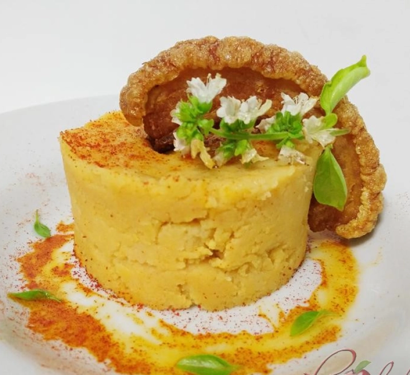 PARMENTIER DE PATATA AL PIMENTÓN Y ALBAHACA CON TORREZNO DE SORIA