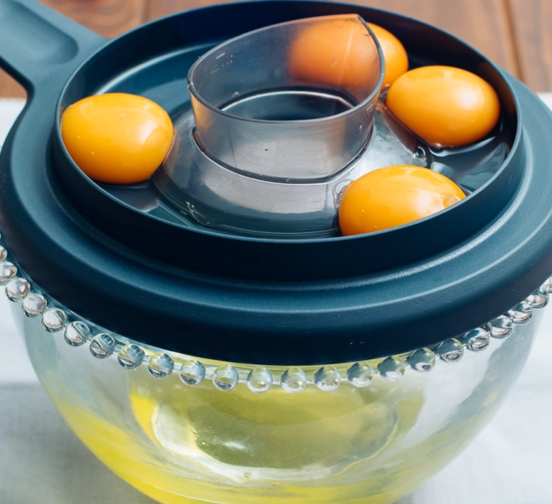 TRUCO: Usa tu tapa como separa yemas