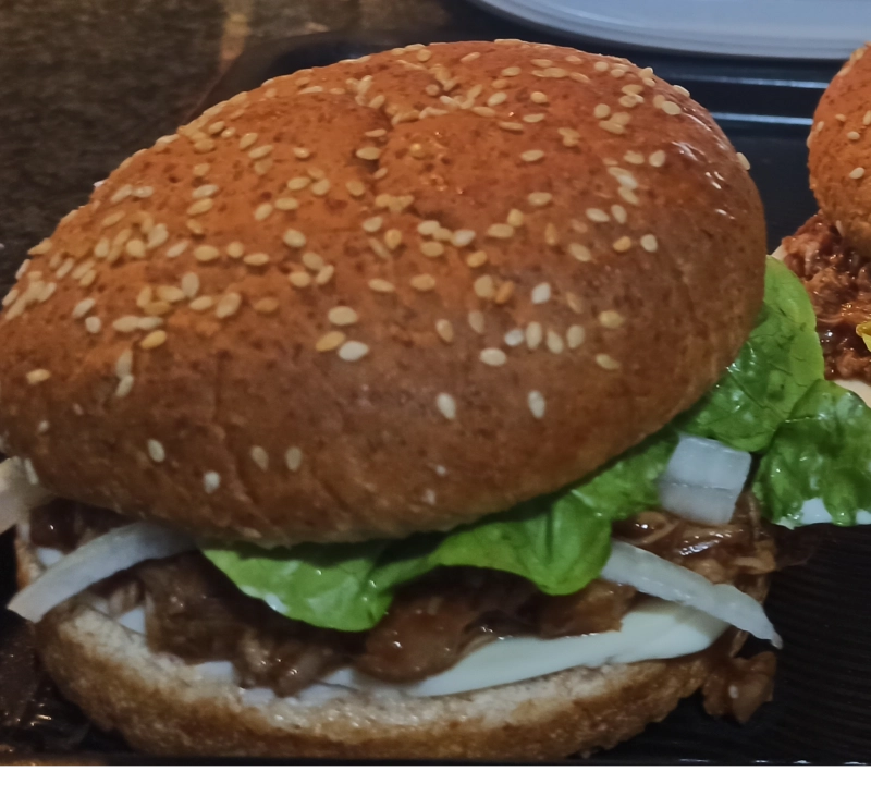 Hamburguesa de carne deshilachada estilo BBQ