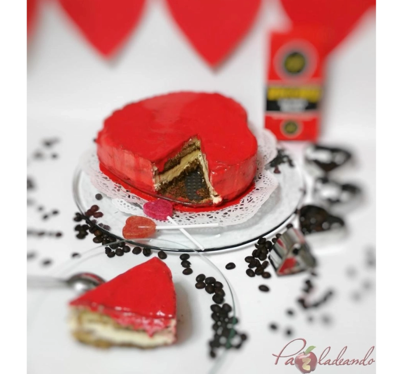 TARTA HELADA DE TIRAMISÚ CON GANACHE DE CHOCOLATE CALIENTE