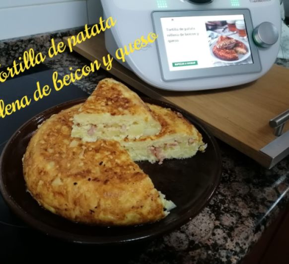 TORTILLA DE PATATA RELLENA DE BEICON Y QUESO