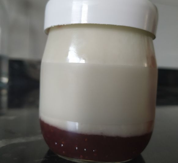 Yogurt natural con mermelada de fresa