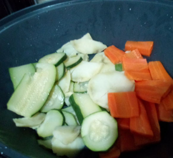 Menú: Crema de verduras y pollo en salsa con verduras. Receta optimizada